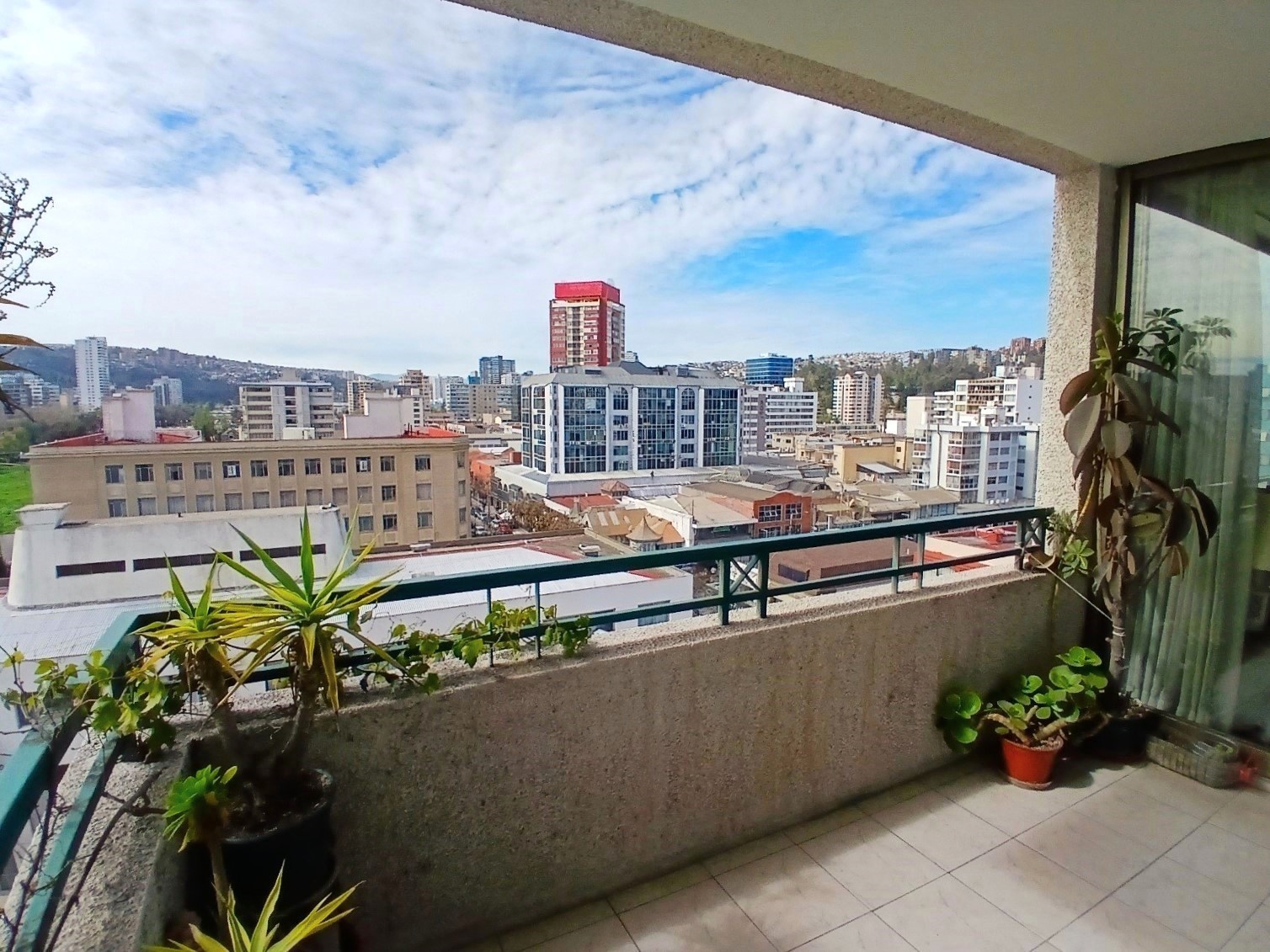 VENDE DEPTO. VIÑA, AMPLIO Y COMODO. PASOS CENTRO.